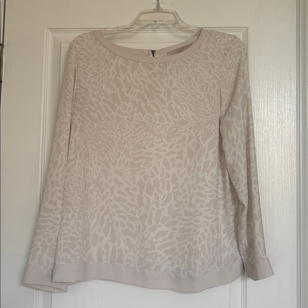 LOFT Beige Patterned Blouse PM banded sleeves, and bottom with zipper back‎